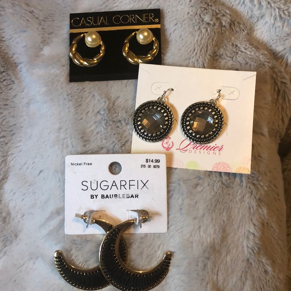 3 pairs of earrings. Gold tones faux pearls